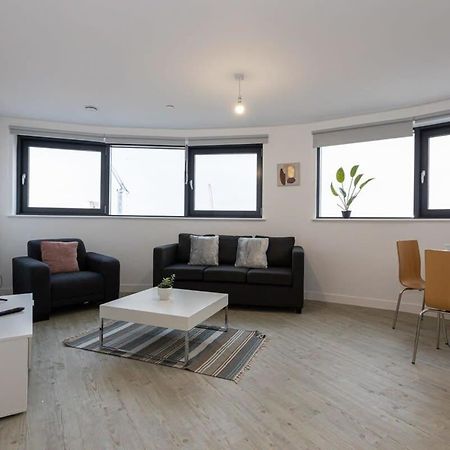 Stunning 2 Bed Apartment In Salford Amazing Views Manchester Bagian luar foto
