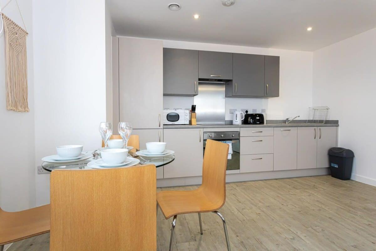 Stunning 2 Bed Apartment In Salford Amazing Views Manchester Bagian luar foto