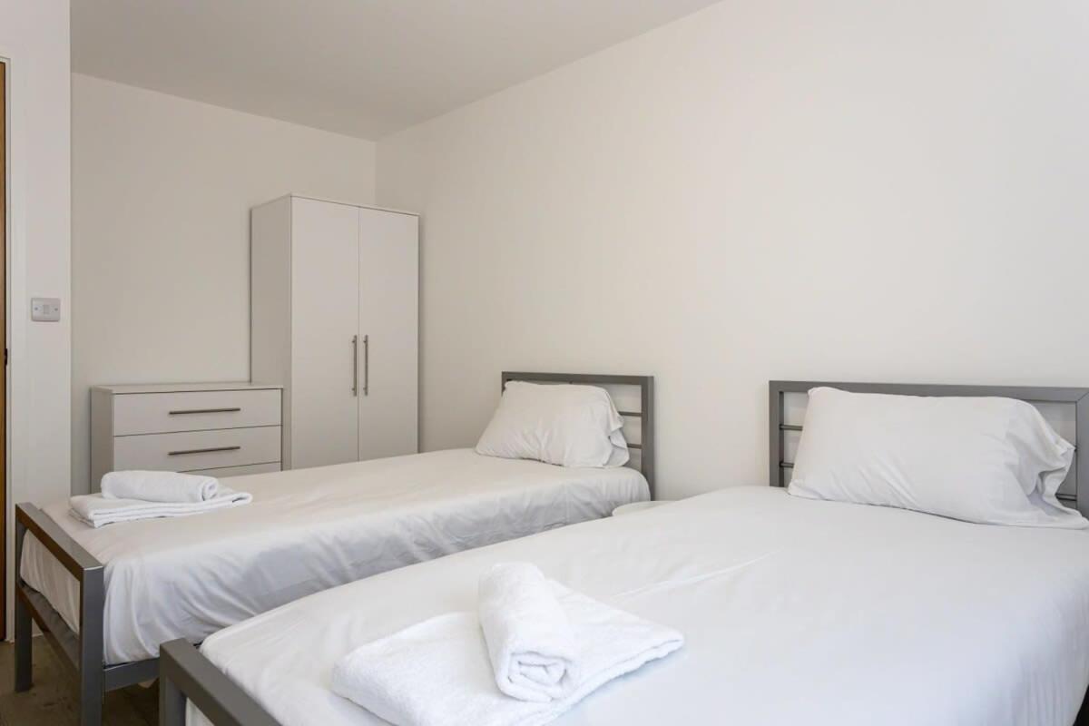 Stunning 2 Bed Apartment In Salford Amazing Views Manchester Bagian luar foto